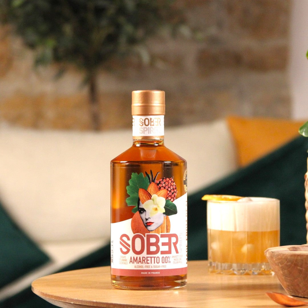 Amaretto Sour sans alcool servi dans un verre « old-fashioned », préparé avec l'Amaretto 0,0 % d'Sober Spirits