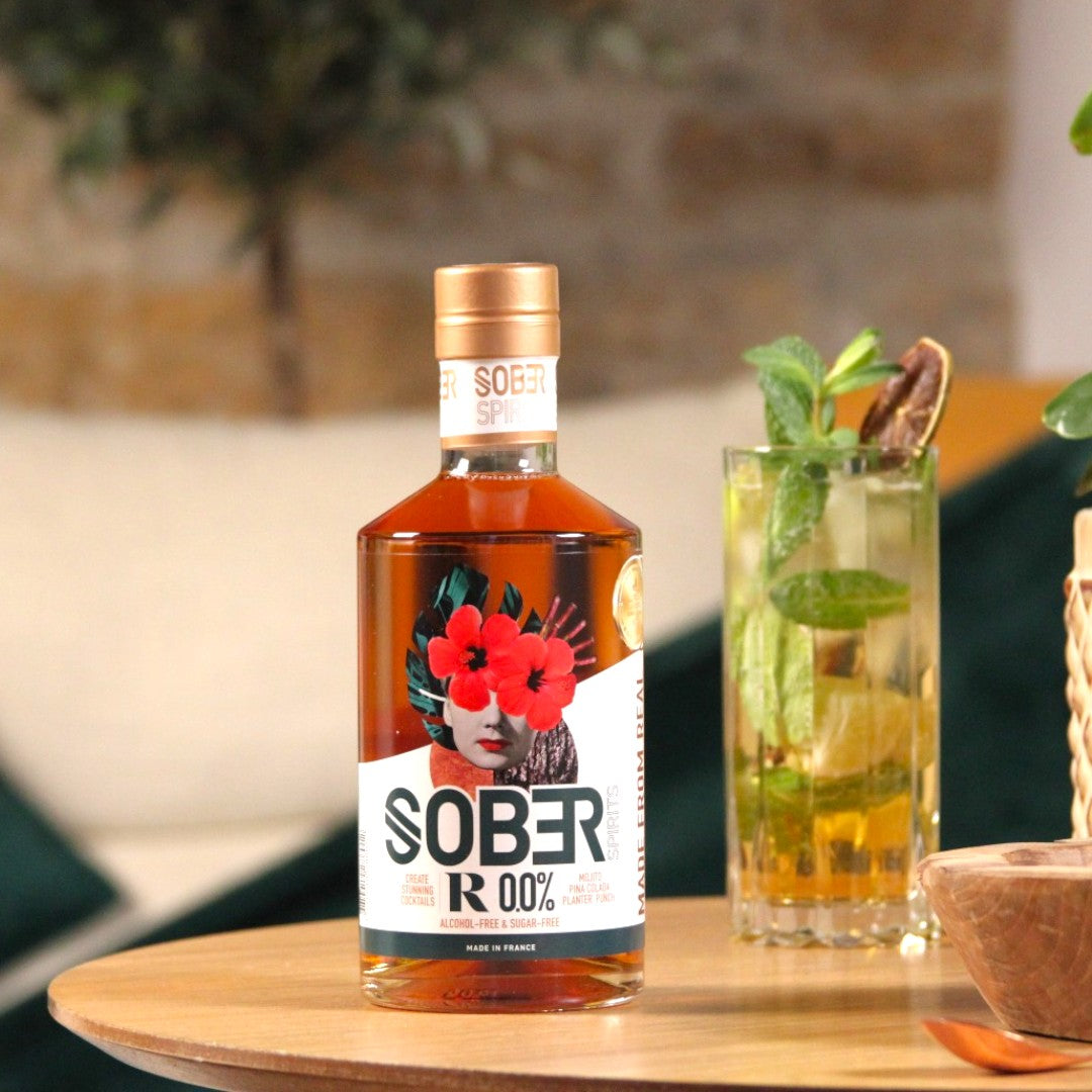 Virgin Mojito servi dans un verre highball, à base d'Sober Spirits R 0,0 %, de menthe et de citron vert