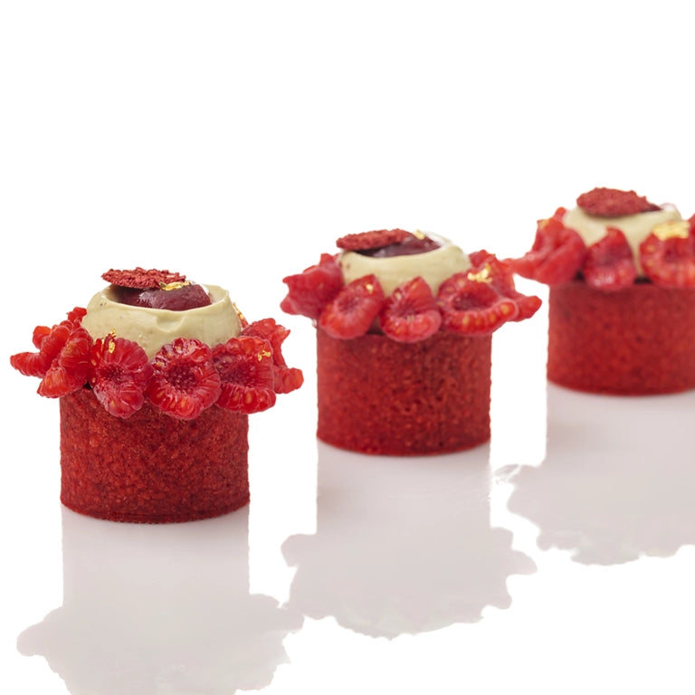 Trois petites pâtisseries à la framboise et au gin Sober Spirits 0.0%, préparées par Cécile Moritel.