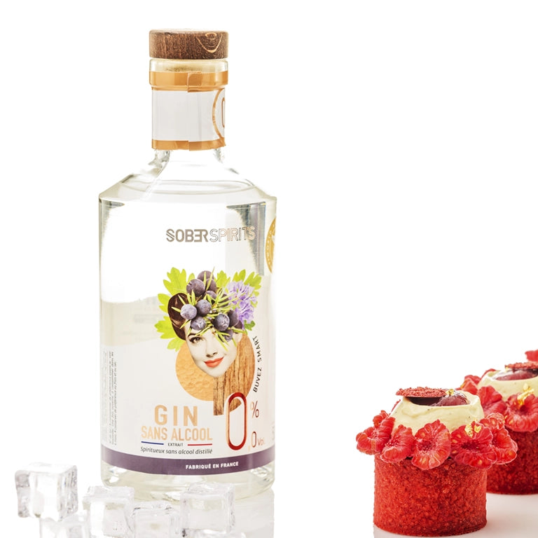 Bouteille de Sober Spirits gin 0.0% entouré des pâtisseries préparées à partir de cette dernière par Cécile Moritel.